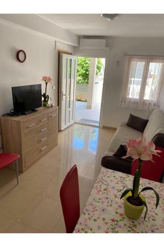 Apartment Nuka - One Bedroom Apartment With Terrace