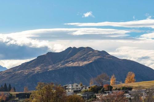 Luxury Wanaka Villa- Stunning Views-walk To Town
