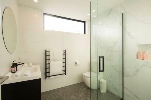Luxury Wanaka Villa- Stunning Views-walk To Town