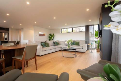 Luxury Wanaka Villa- Stunning Views-walk To Town
