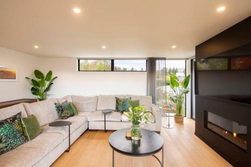 Luxury Wanaka Villa- Stunning Views-walk To Town