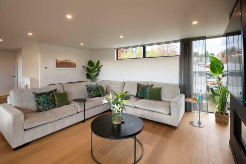 Luxury Wanaka Villa- Stunning Views-walk To Town