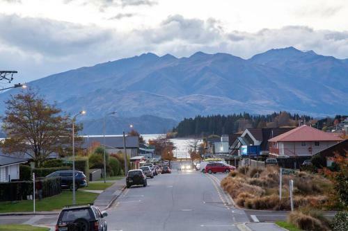 Luxury Wanaka Villa- Stunning Views-walk To Town