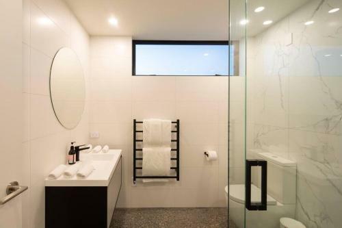 Luxury Wanaka Villa- Stunning Views-walk To Town