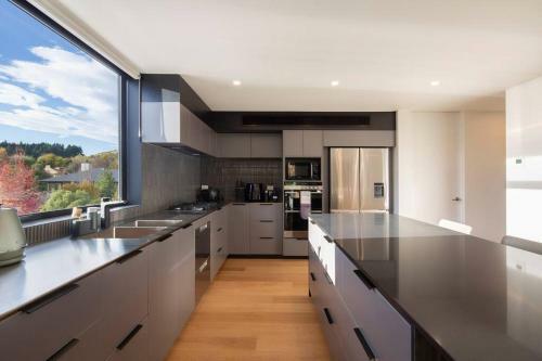 Luxury Wanaka Villa- Stunning Views-walk To Town