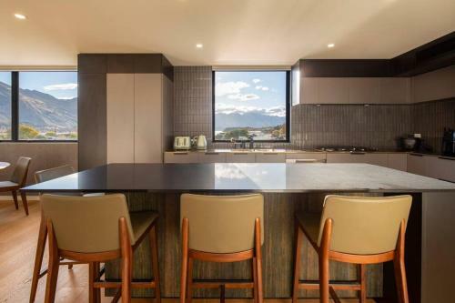Luxury Wanaka Villa- Stunning Views-walk To Town