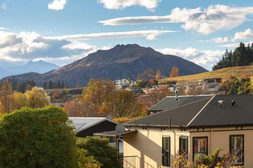 Luxury Wanaka Villa- Stunning Views-walk To Town