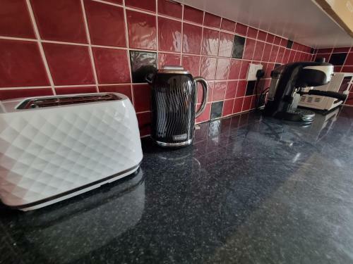 4 Bed 2 Bathroom House With Garden And Parking