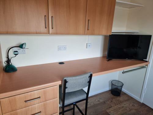 4 Bed 2 Bathroom House With Garden And Parking