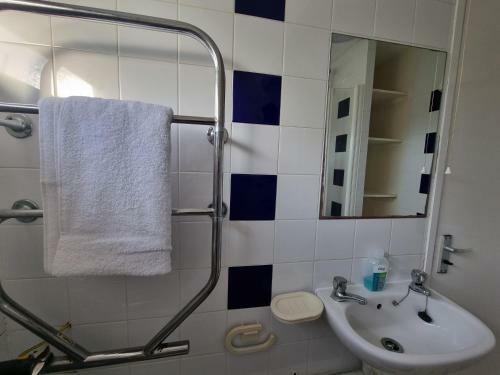 4 Bed 2 Bathroom House With Garden And Parking
