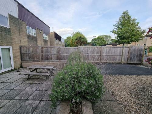 4 Bed 2 Bathroom House With Garden And Parking