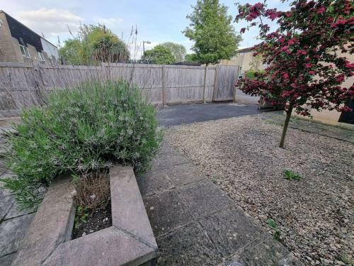 4 Bed 2 Bathroom House With Garden And Parking