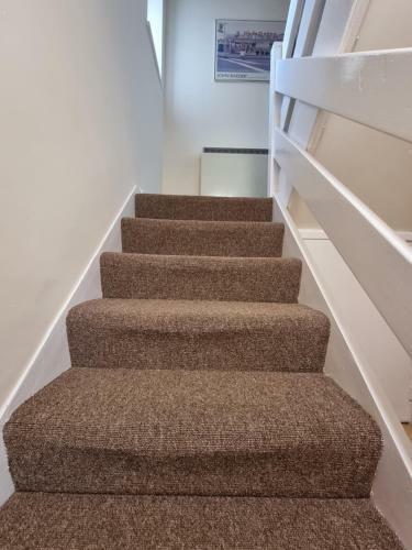 4 Bed 2 Bathroom House With Garden And Parking