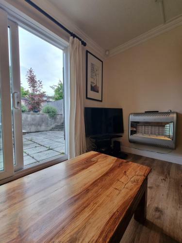 4 Bed 2 Bathroom House With Garden And Parking