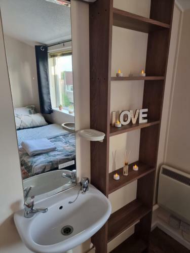 4 Bed 2 Bathroom House With Garden And Parking