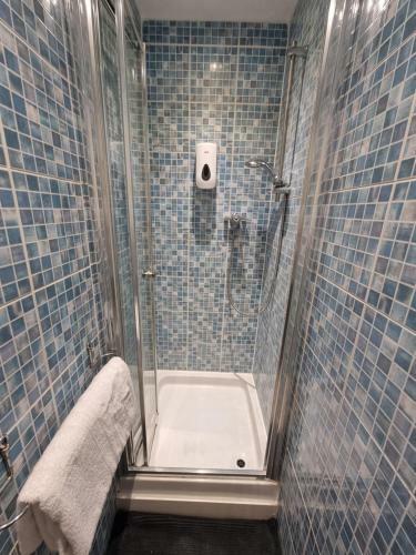 4 Bed 2 Bathroom House With Garden And Parking
