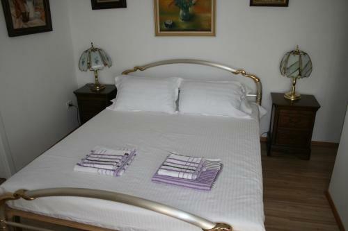 Hostal Colev Rooms