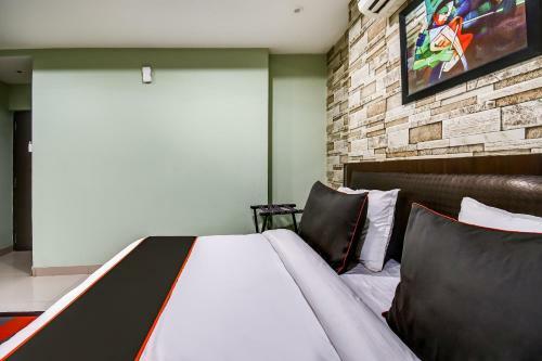 Collection O 50306 Hotel Silver Oak Green Garden Rd