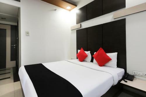 Capital O 62303 Hotel Apna Palace