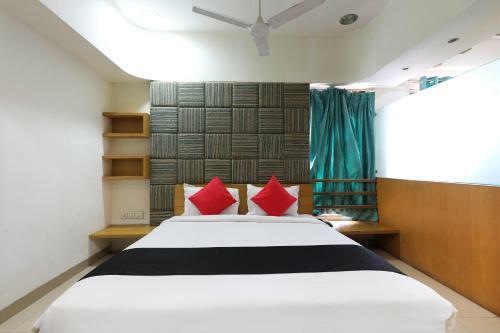 Capital O 62303 Hotel Apna Palace