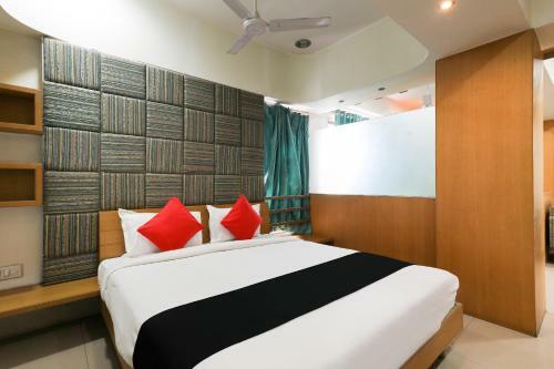 Capital O 62303 Hotel Apna Palace