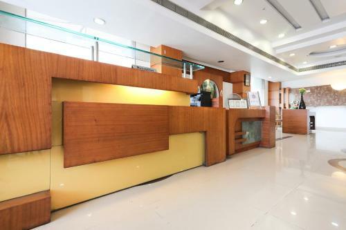 Capital O 62303 Hotel Apna Palace