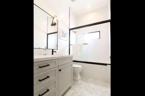 Centrally Located La Designer Home W 360 Roof Deck