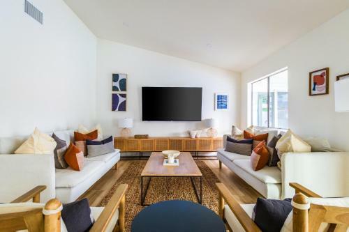 Utopic Villa Sunset Pool + Game Room Perfect For Large Groups
