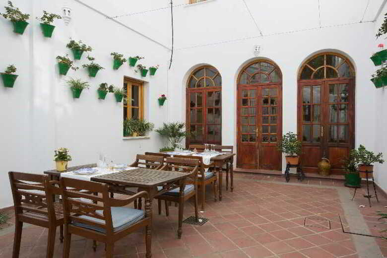 Hotel Humaina(.)