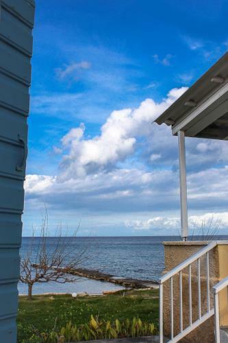 Pelagion II Sea Coral - Beachfront Holiday Home