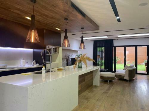 Villa Mckinnon Luxury Moderm Home Three Bedroom