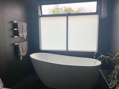 Villa Mckinnon Luxury Moderm Home Three Bedroom