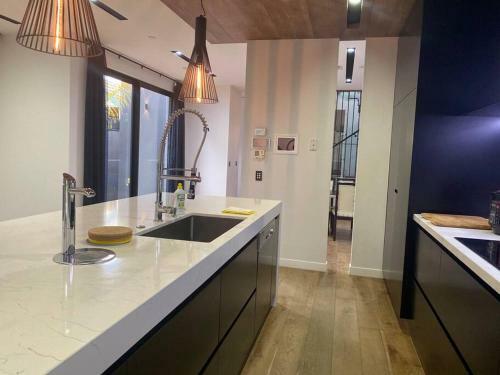 Villa Mckinnon Luxury Moderm Home Three Bedroom