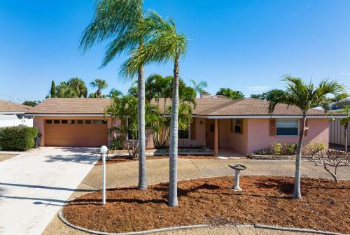 Private Pool Home Located Off Sarasota Bay Boat Dock Access Home