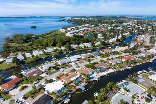 Private Pool Home Located Off Sarasota Bay Boat Dock Access Home