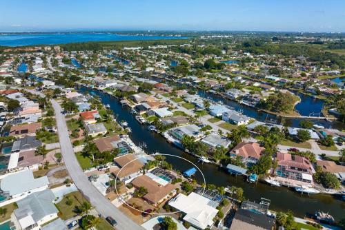 Private Pool Home Located Off Sarasota Bay Boat Dock Access Home