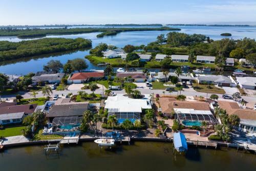 Private Pool Home Located Off Sarasota Bay Boat Dock Access Home