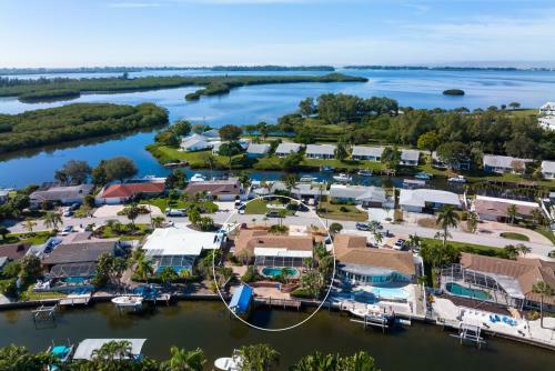 Private Pool Home Located Off Sarasota Bay Boat Dock Access Home