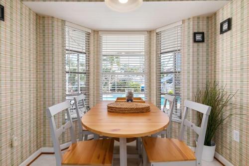 Private Pool Home Located Off Sarasota Bay Boat Dock Access Home