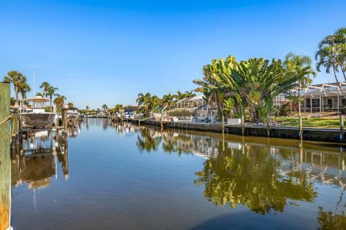 Private Pool Home Located Off Sarasota Bay Boat Dock Access Home