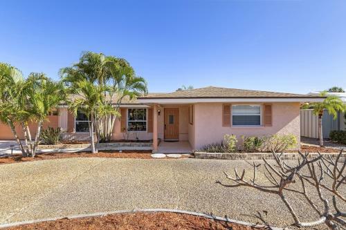 Private Pool Home Located Off Sarasota Bay Boat Dock Access Home