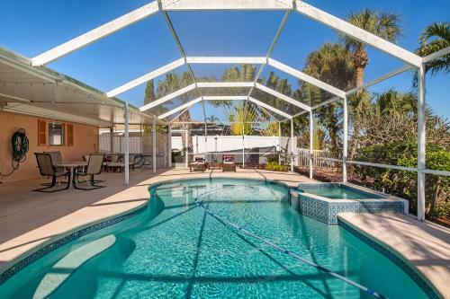 Private Pool Home Located Off Sarasota Bay Boat Dock Access Home