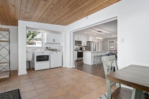 Fully Remodeled Pool Home Less Than 5 Miles To Beach Home