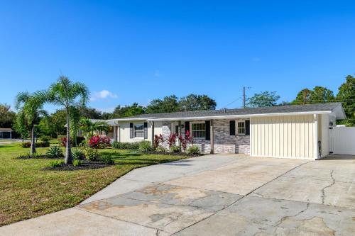 Fully Remodeled Pool Home Less Than 5 Miles To Beach Home