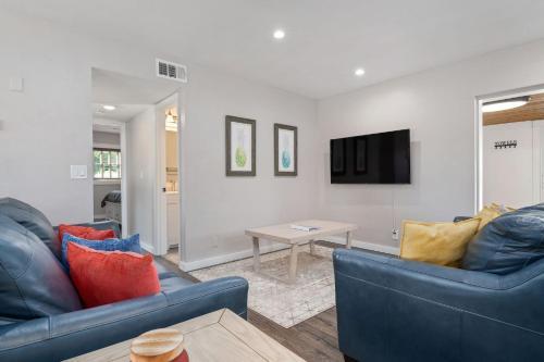 Fully Remodeled Pool Home Less Than 5 Miles To Beach Home