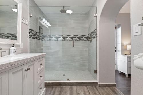 Fully Remodeled Pool Home Less Than 5 Miles To Beach Home