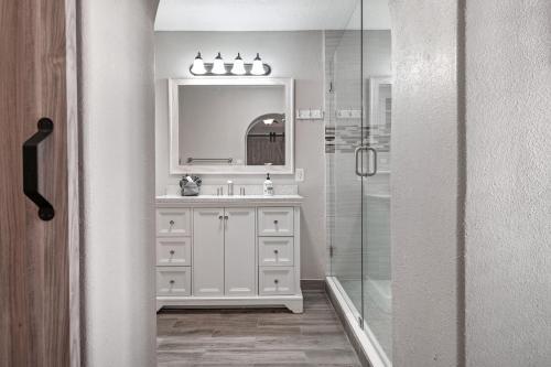 Fully Remodeled Pool Home Less Than 5 Miles To Beach Home