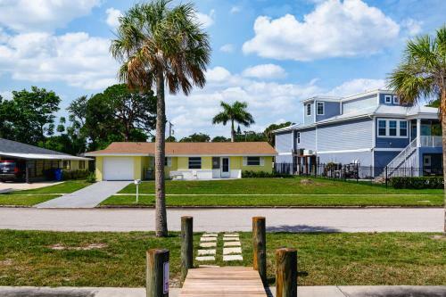 Sunshine On The River 3 Bedroom Waterfront Property Home