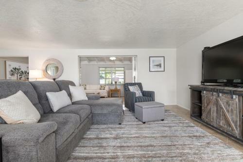 Sunshine On The River 3 Bedroom Waterfront Property Home