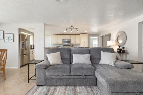 Sunshine On The River 3 Bedroom Waterfront Property Home